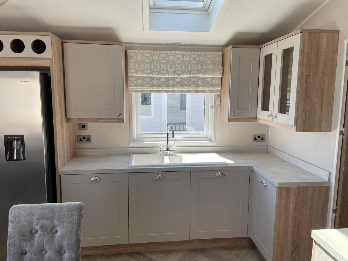Stunning Caravan With Full Sea Views At Broadland Sands In Suffolk Ref 20236Bs Hopton on Sea Exterior photo