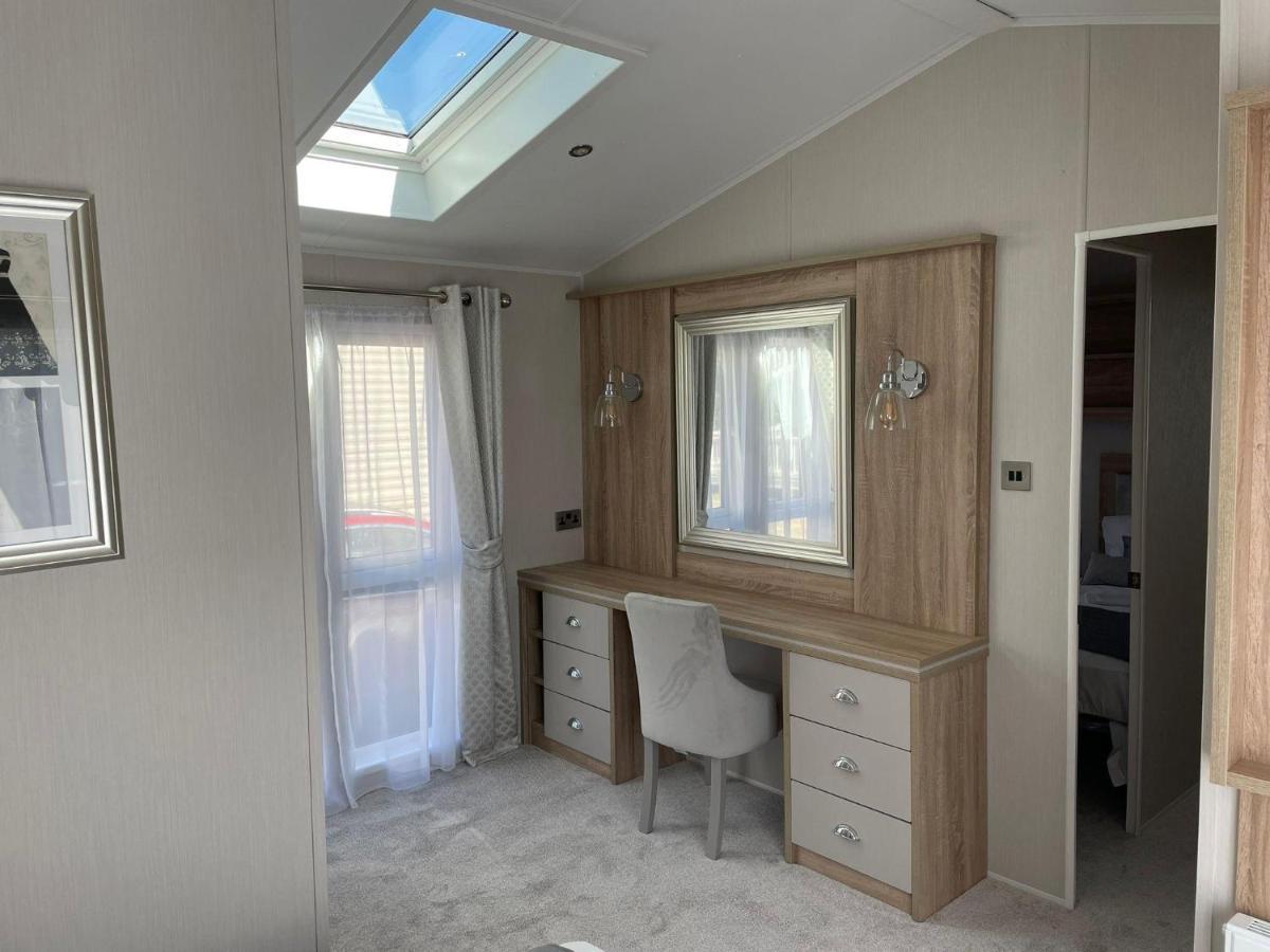 Stunning Caravan With Full Sea Views At Broadland Sands In Suffolk Ref 20236Bs Hopton on Sea Exterior photo