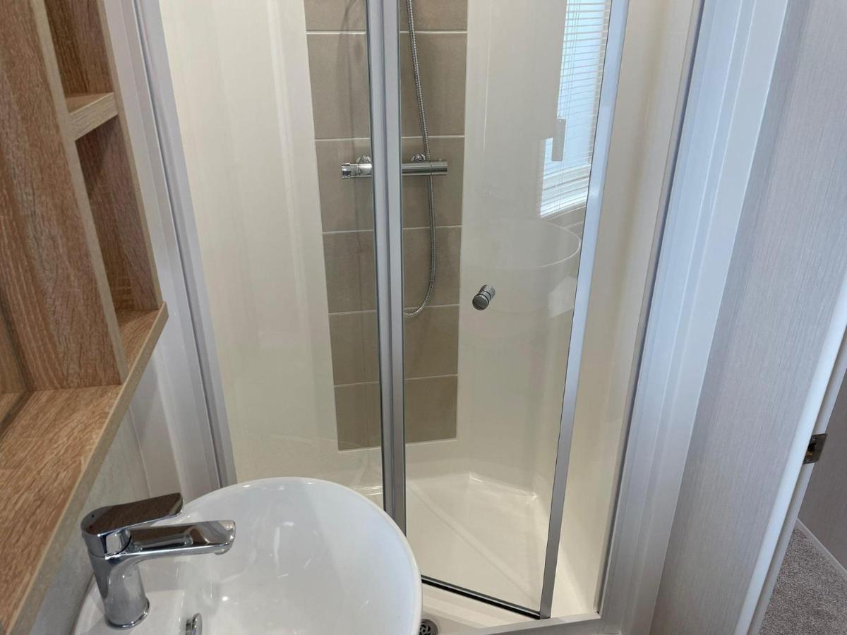 Stunning Caravan With Full Sea Views At Broadland Sands In Suffolk Ref 20236Bs Hopton on Sea Exterior photo