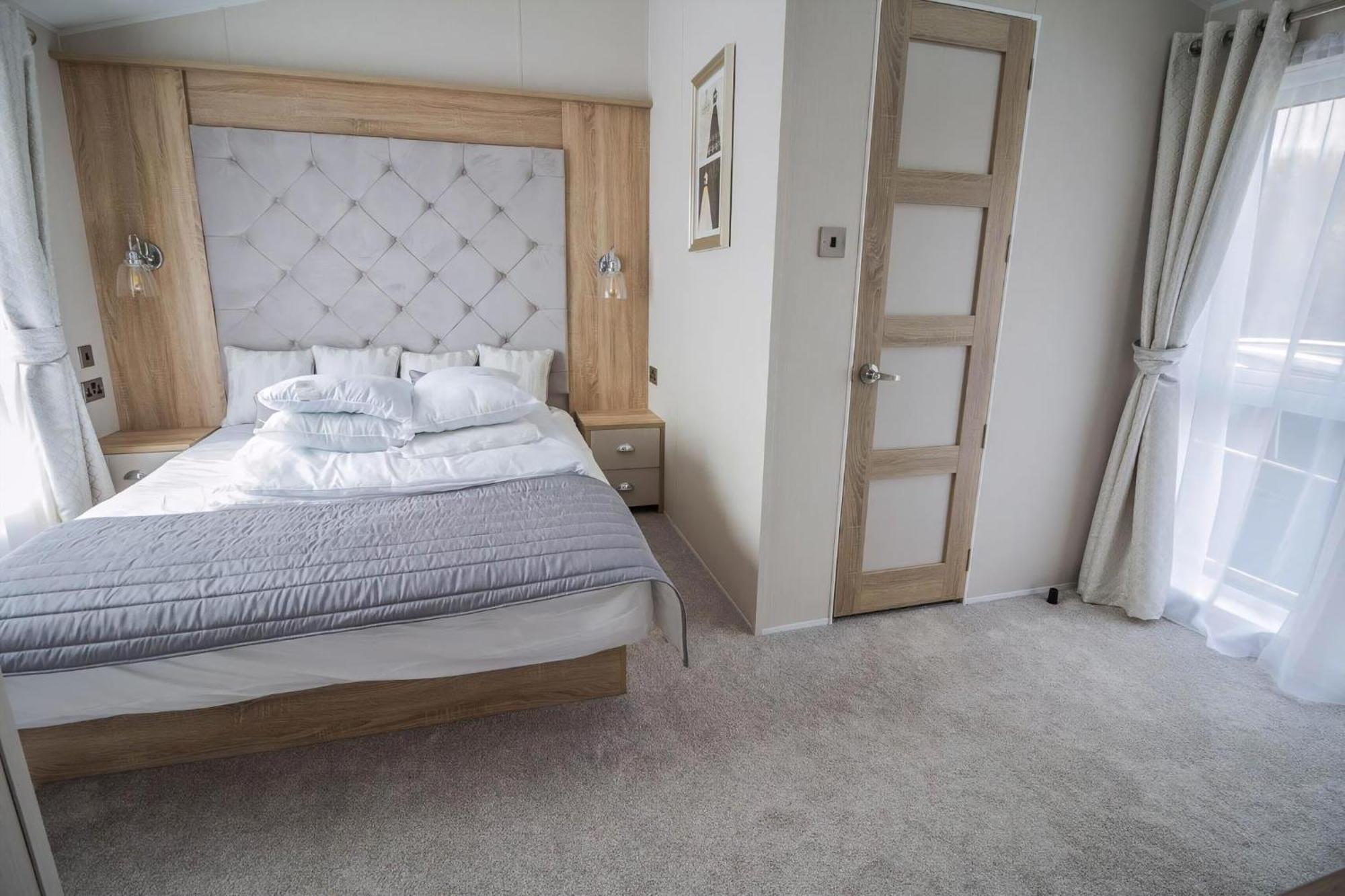 Stunning Caravan With Full Sea Views At Broadland Sands In Suffolk Ref 20236Bs Hopton on Sea Exterior photo