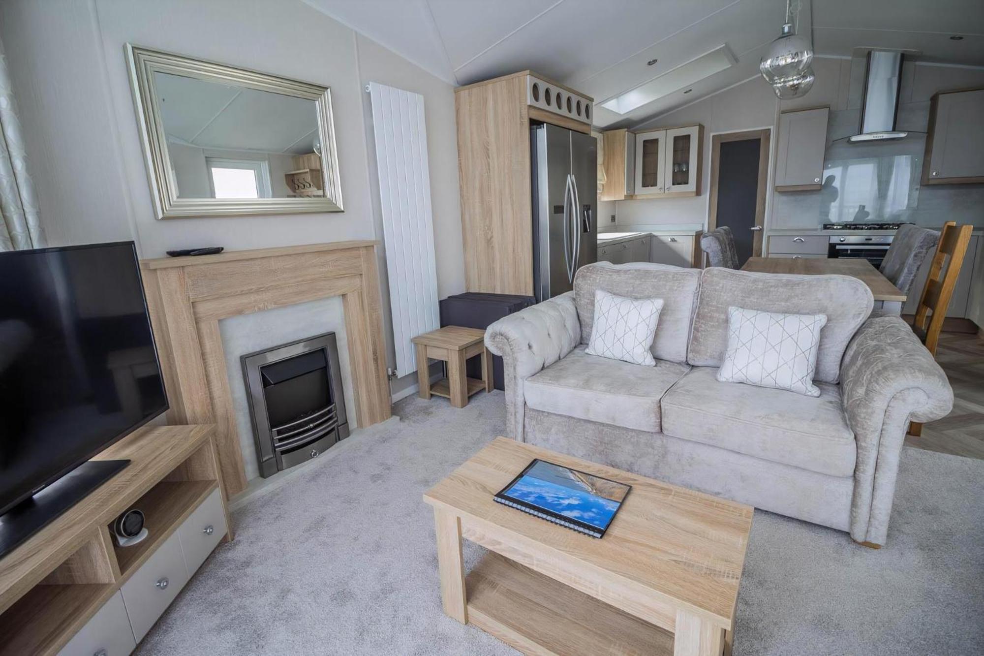 Stunning Caravan With Full Sea Views At Broadland Sands In Suffolk Ref 20236Bs Hopton on Sea Exterior photo